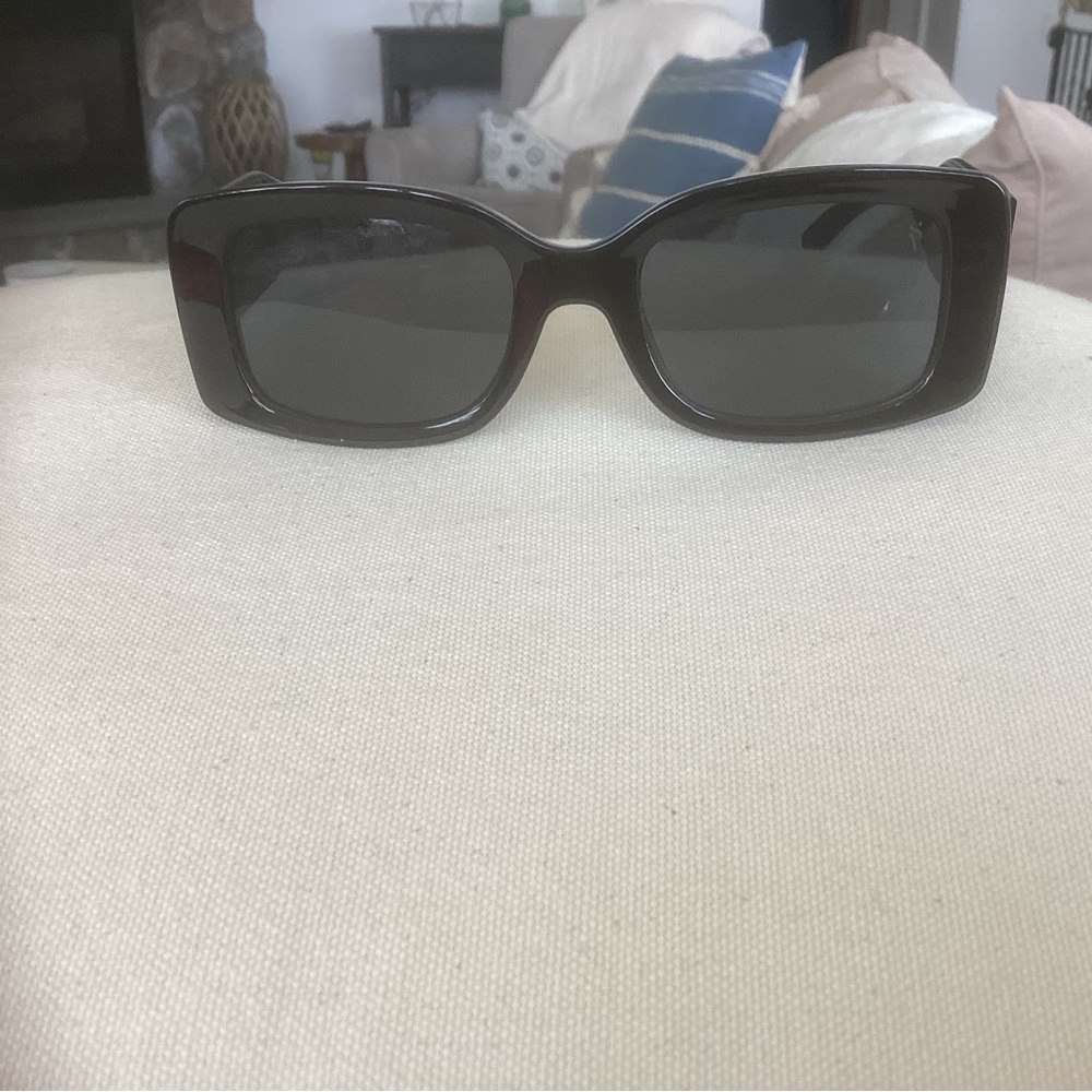 Black Rectangular Sunglasses With Matte Finish - image 1